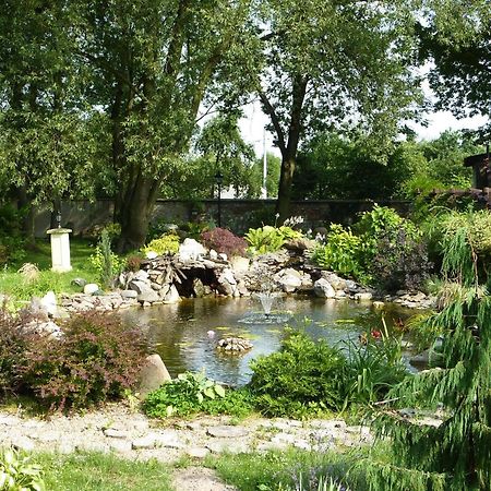 Palac Nieznanice Zabytek Goscinny Ze Spa Bagian luar foto