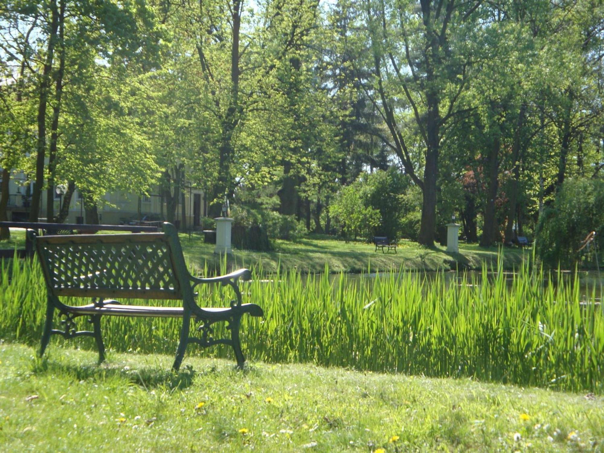 Palac Nieznanice Zabytek Goscinny Ze Spa Bagian luar foto